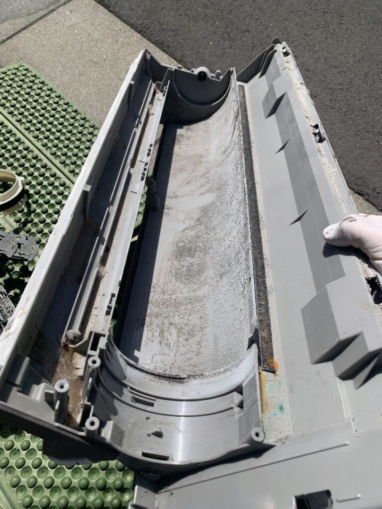 汚れているダイキンのエアコンのドレンパン
