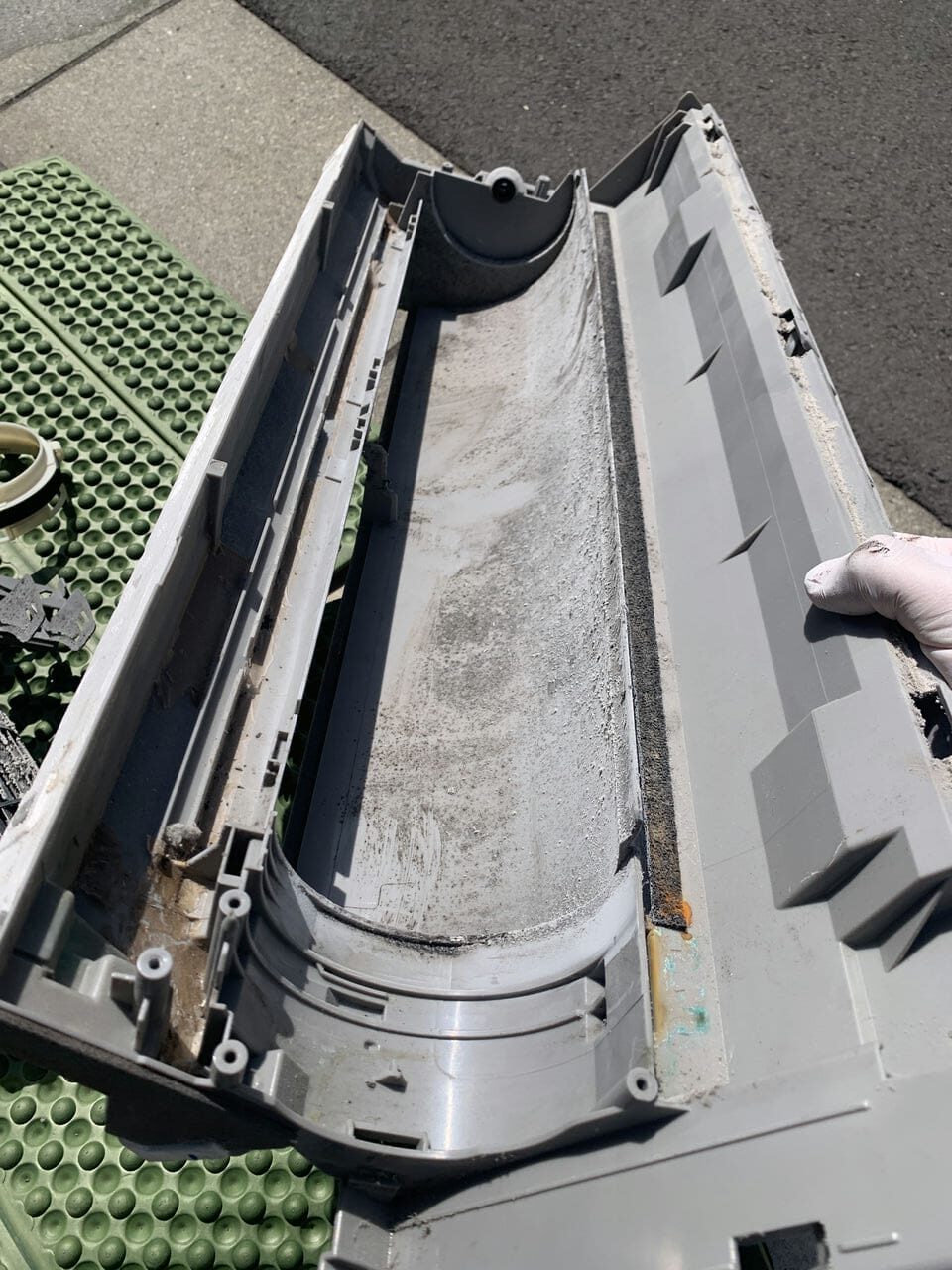 汚れているダイキンのエアコンのドレンパン