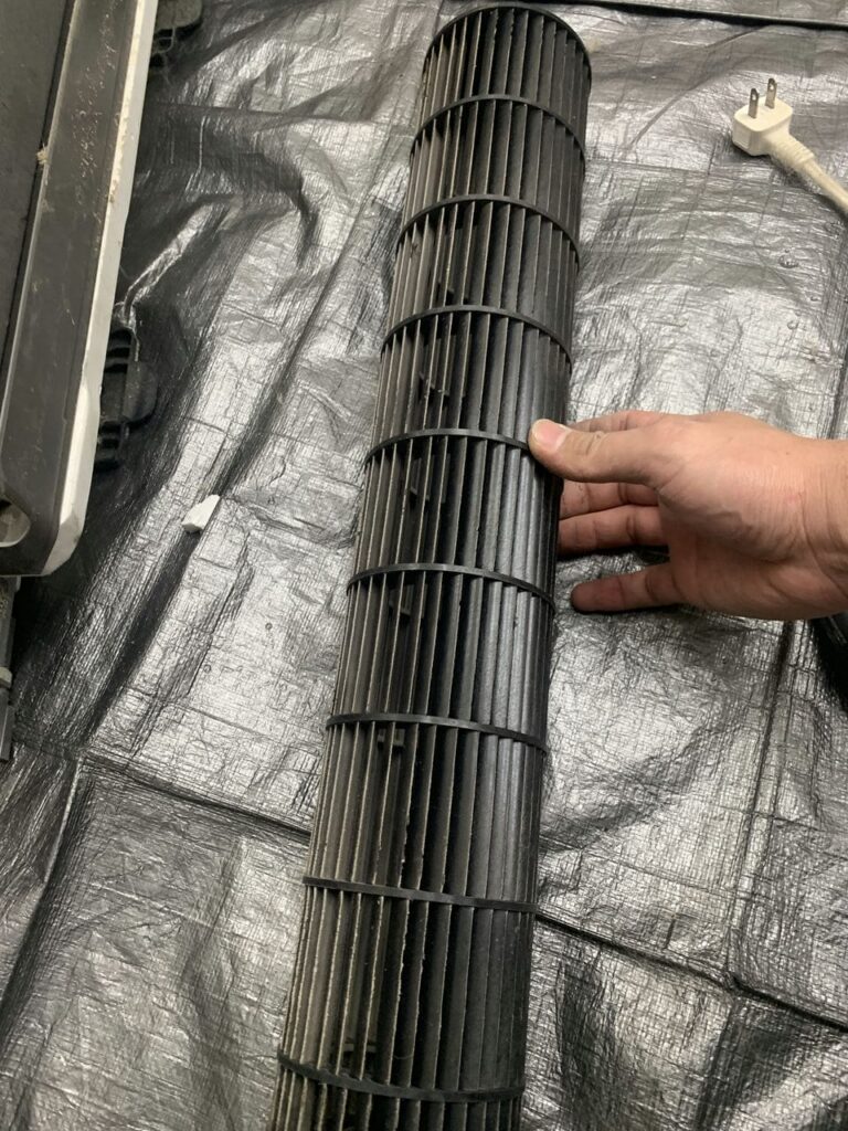 汚れている富士通のエアコンの送風ファン