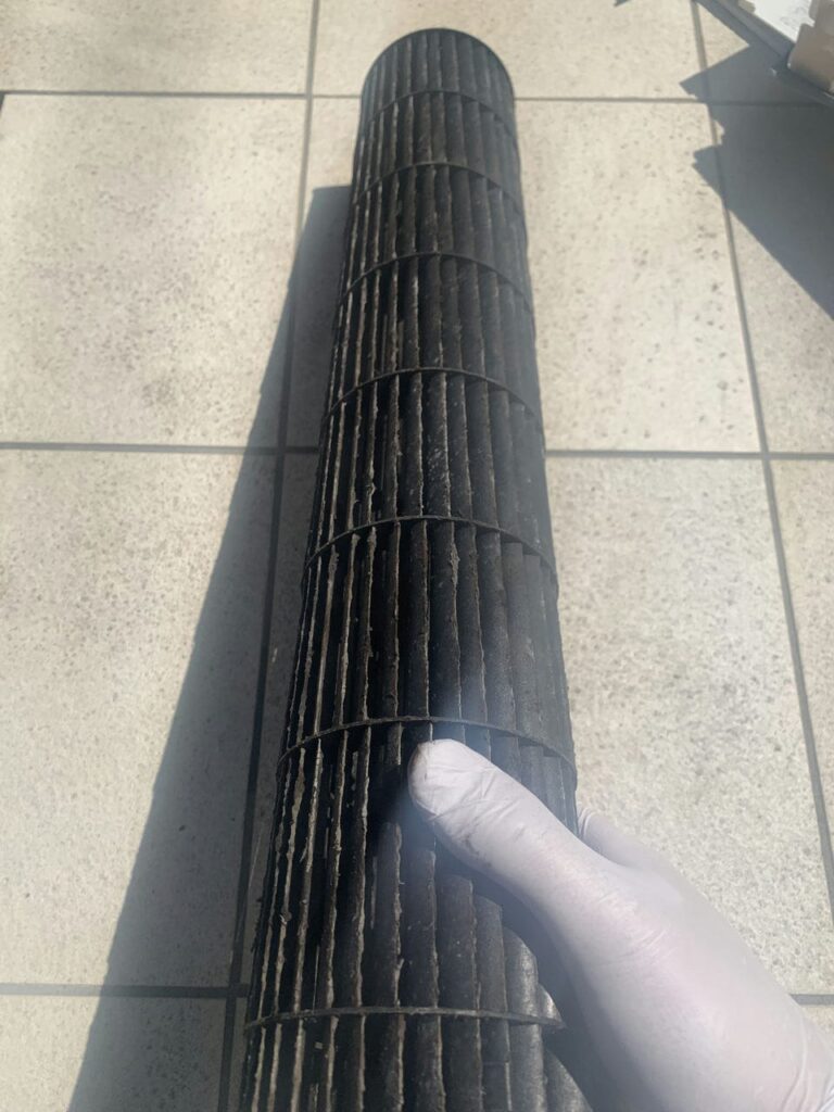 汚れている日立のエアコンの送風ファン