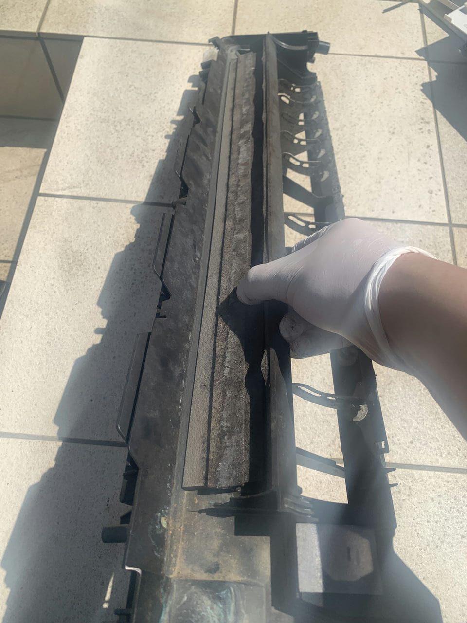 汚れている日立のエアコンのドレンパン