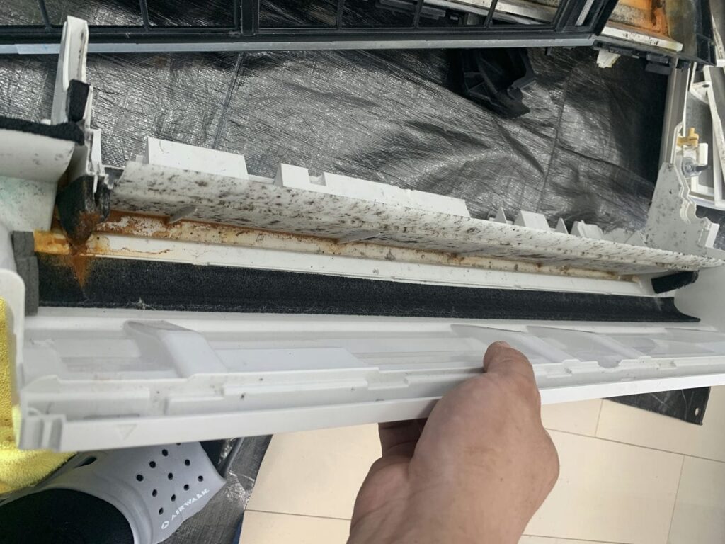 汚れている日立のエアコンのドレンパン