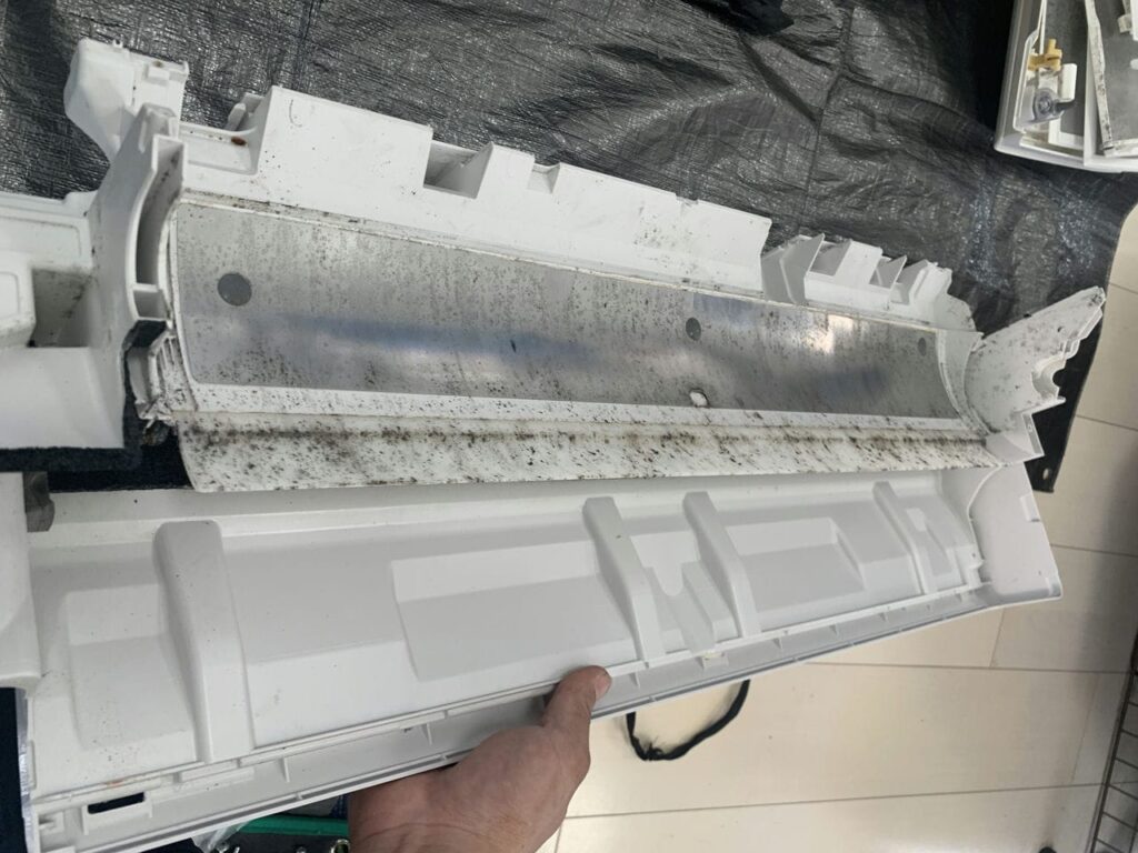 汚れている日立のエアコンのドレンパン