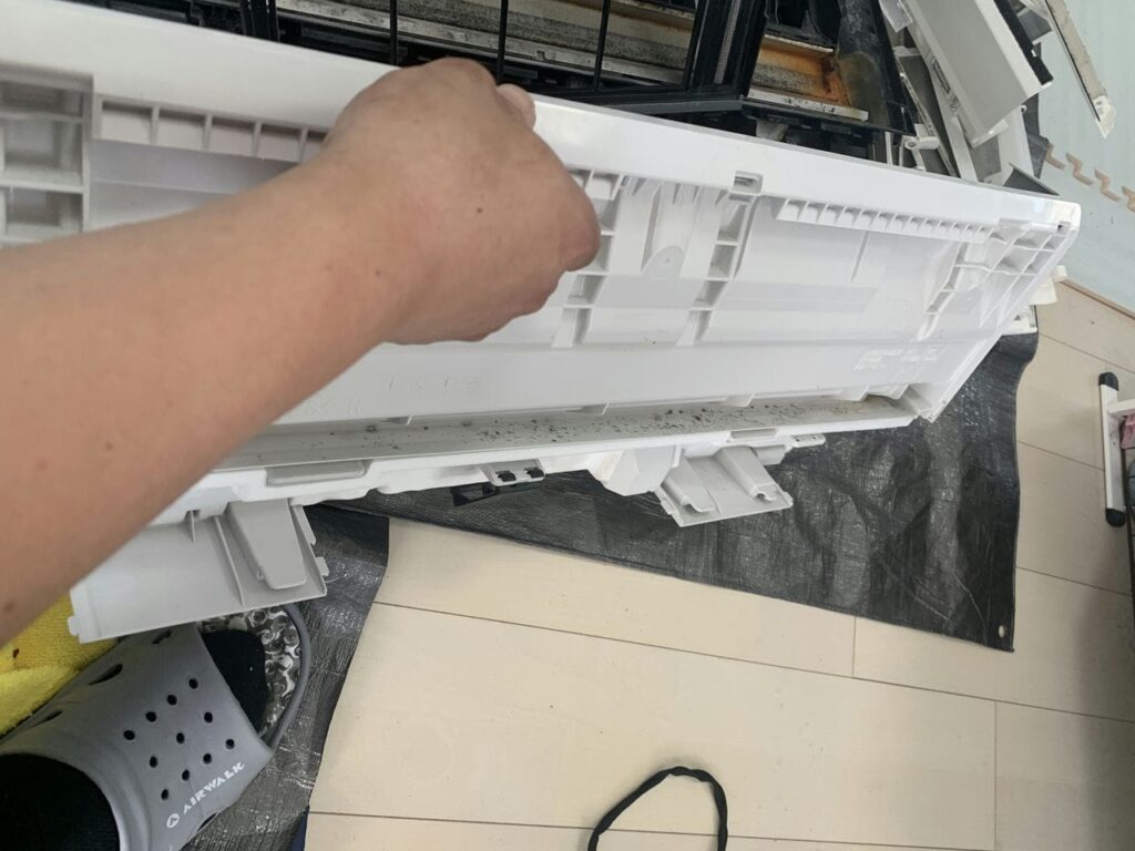 汚れている日立のエアコンのケーシング