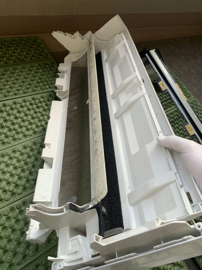 汚れている日立のエアコンのドレンパン