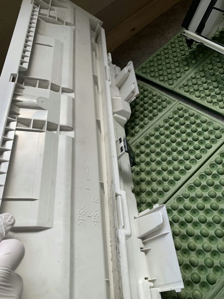 汚れている日立のエアコンのケーシング