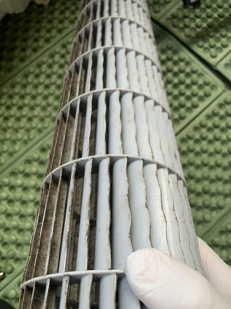 汚れている日立のエアコンの送風ファン