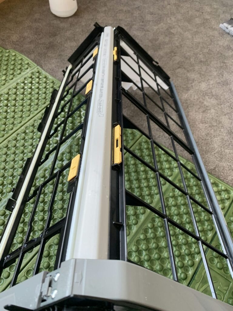 綺麗になった日立のエアコンのフィルター部品