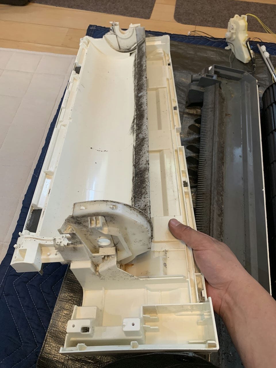 汚れている三菱電機のエアコンのドレンパン