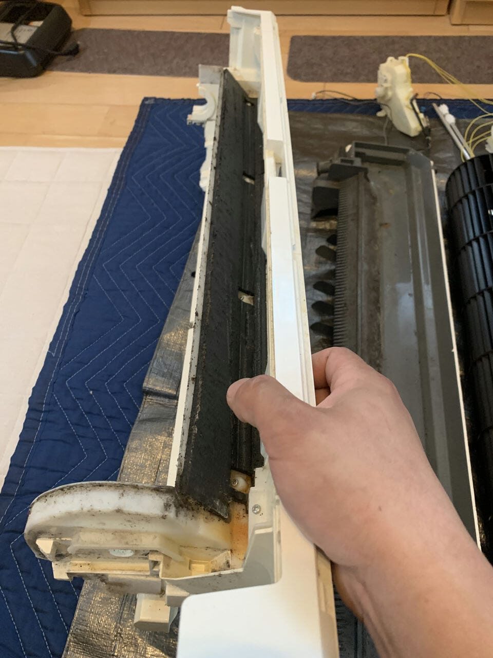 汚れている三菱電機のエアコンのドレンパン