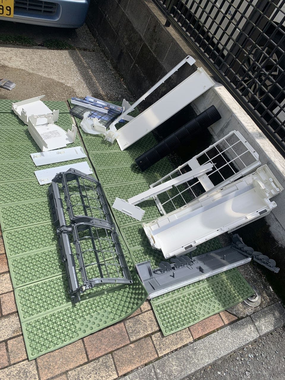 綺麗になった完全分解された三菱電機のエアコン