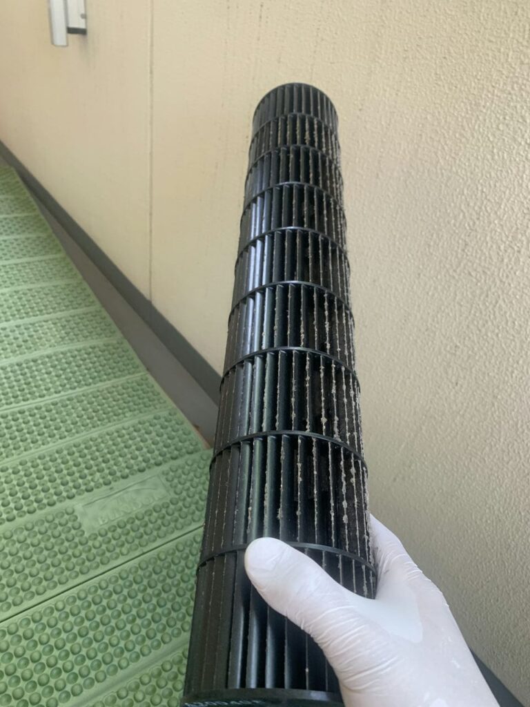 汚れているパナソニックのエアコンの送風ファン