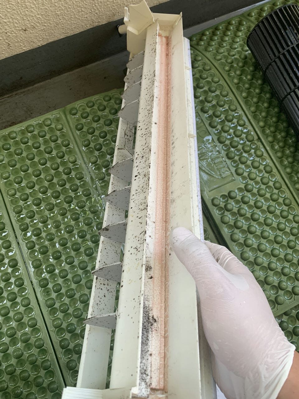 汚れているパナソニックのエアコンのドレンパン