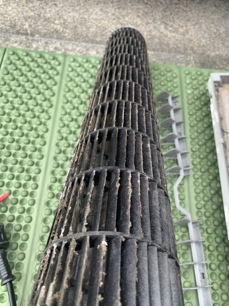 汚れているダイキンのエアコンの送風ファン