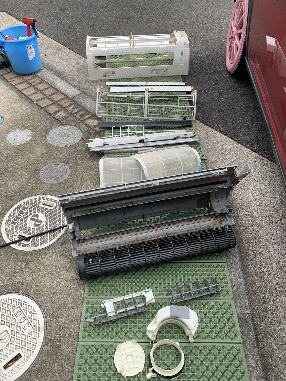 綺麗になった完全分解されたダイキンのエアコン