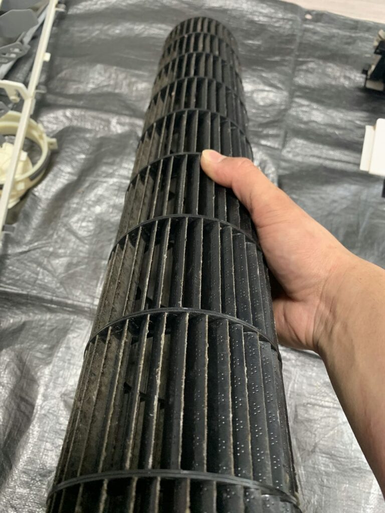 汚れているダイキンのエアコンの送風ファン