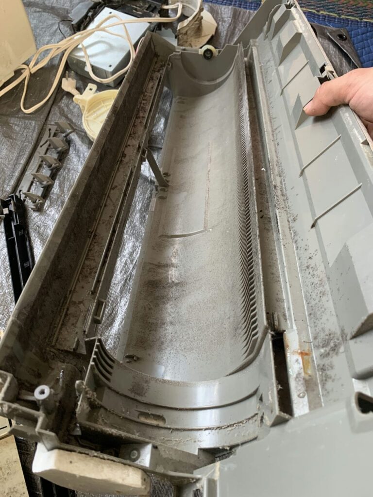汚れているダイキンのエアコンのドレンパン