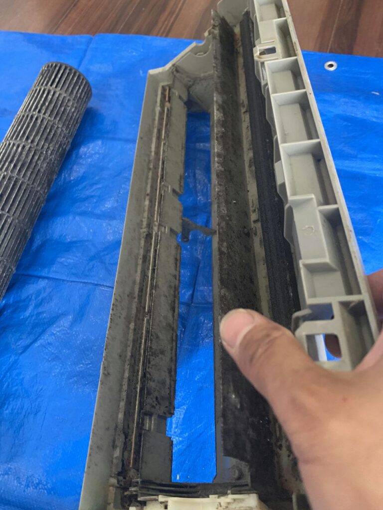 汚れているダイキンのエアコンのドレンパン