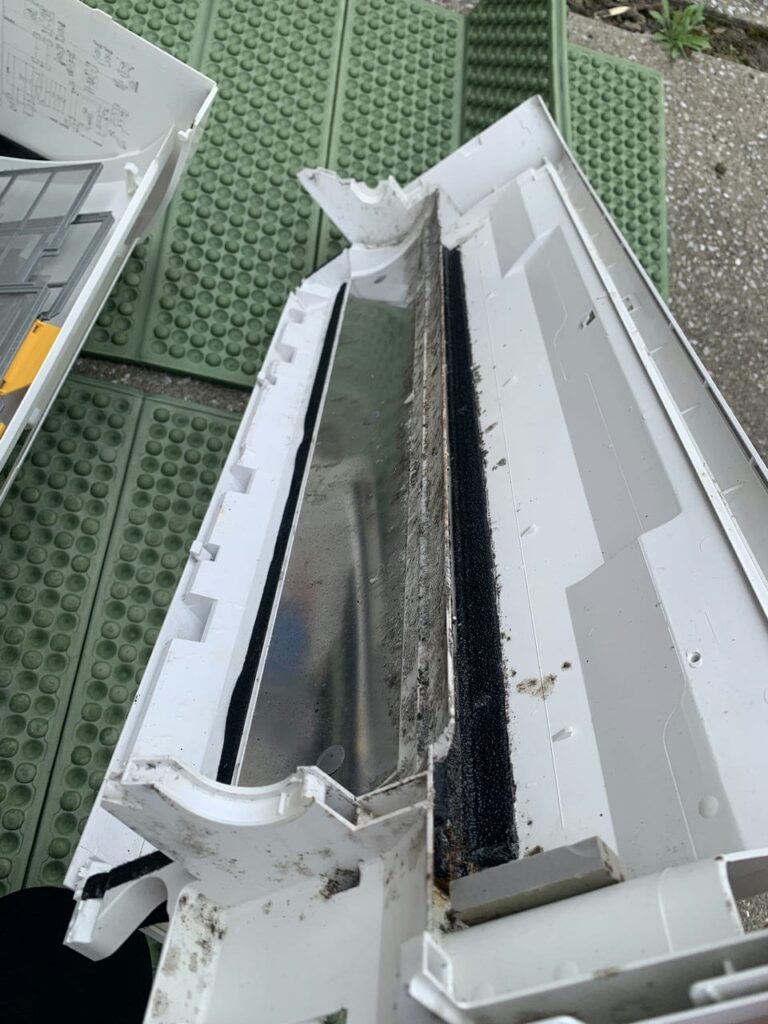 汚れている日立のエアコンのドレンパン
