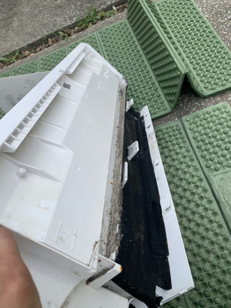 汚れている日立のエアコンのケーシング