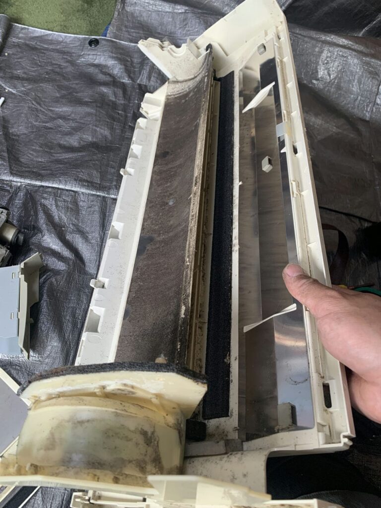 汚れている日立のエアコンのドレンパン