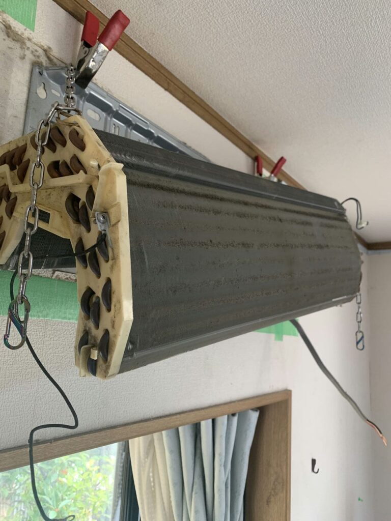汚れている日立のエアコンの熱交換器