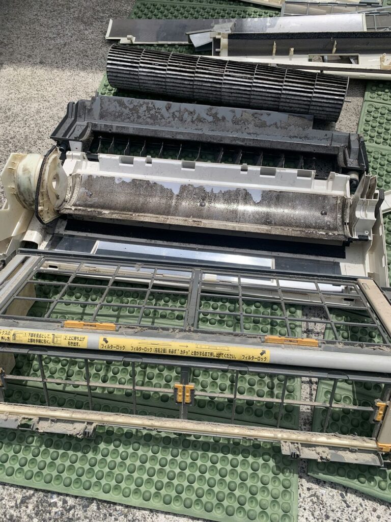 綺麗になった完全分解された日立のエアコン