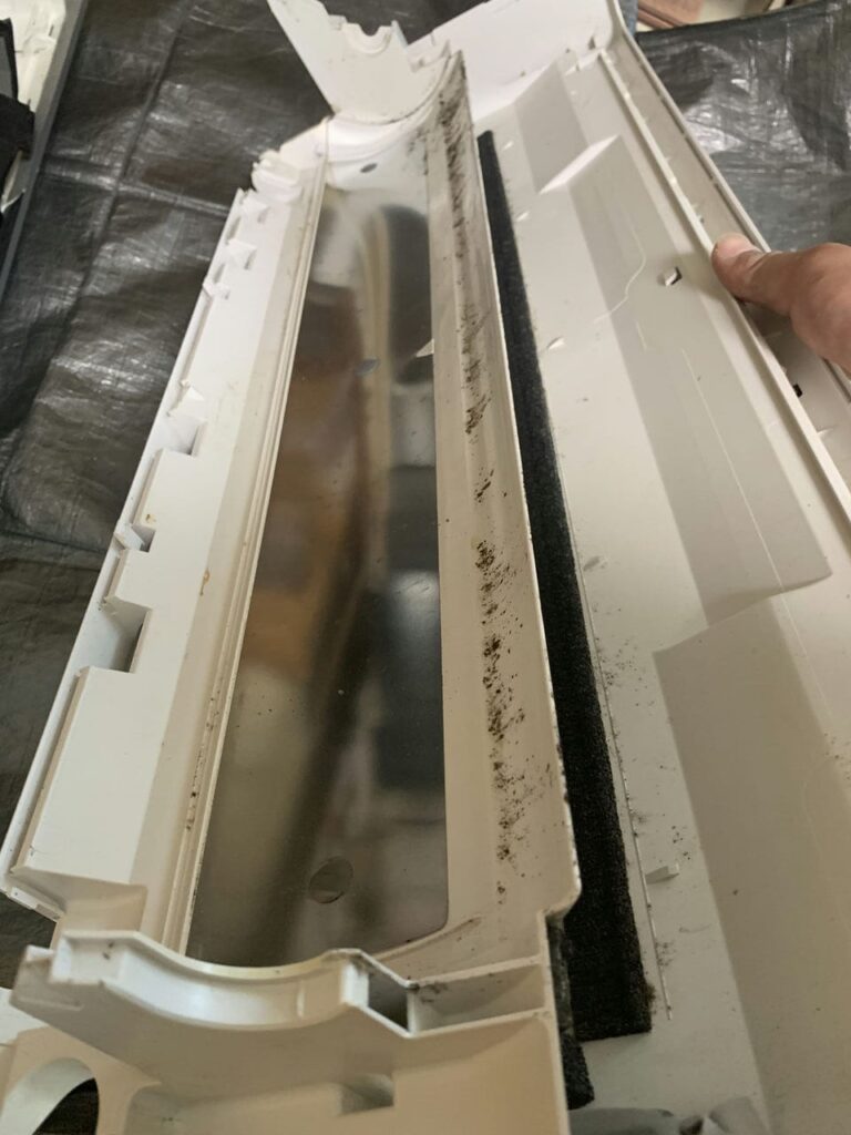 汚れている日立のエアコンのドレンパン