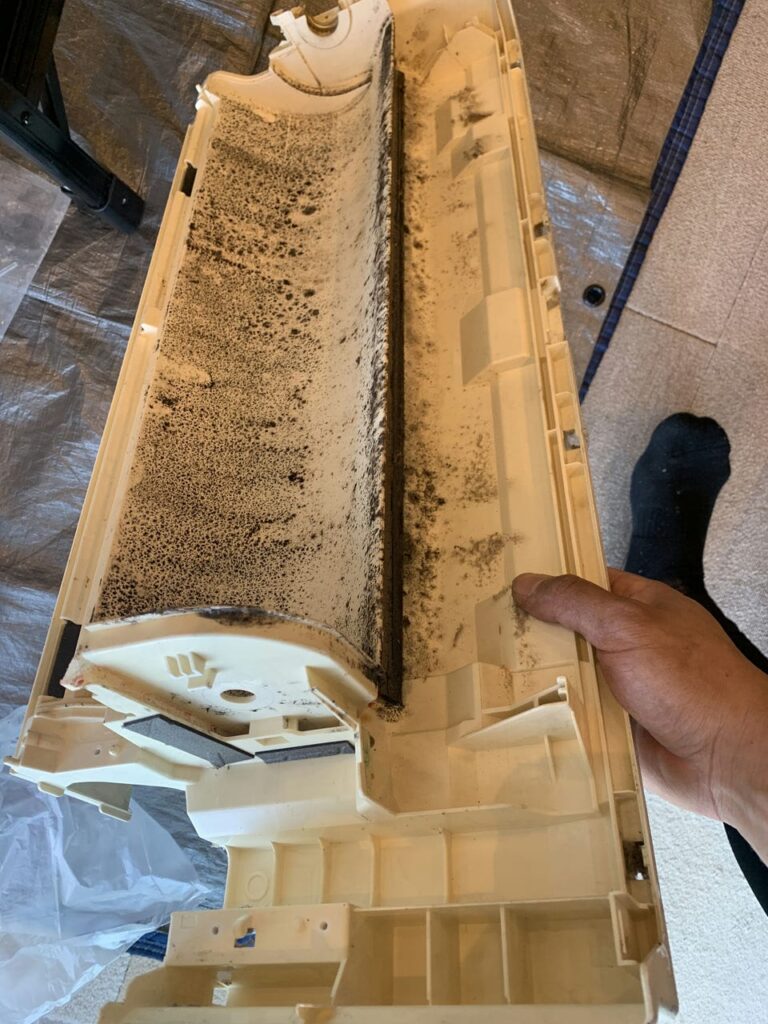 汚れている三菱電機のエアコンのドレンパン