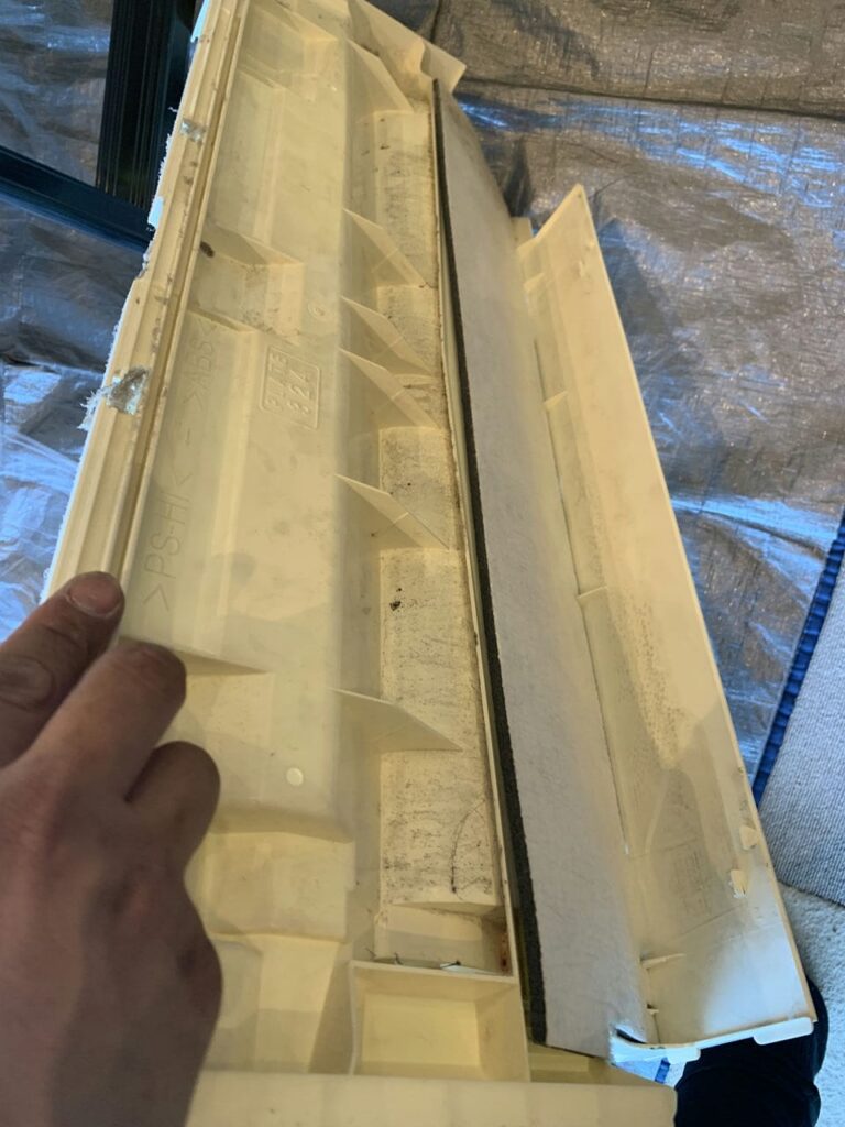 汚れている三菱電機のエアコンのケーシング