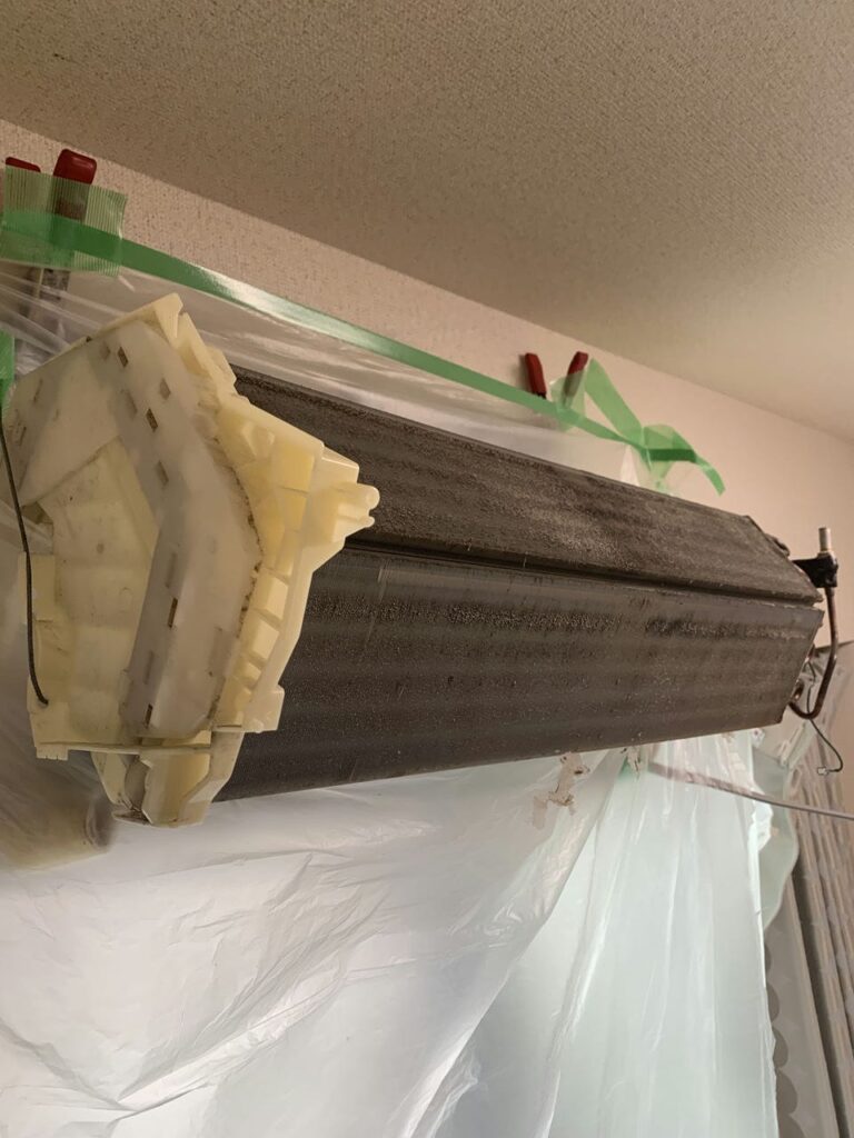 汚れている三菱電機のエアコンの熱交換器