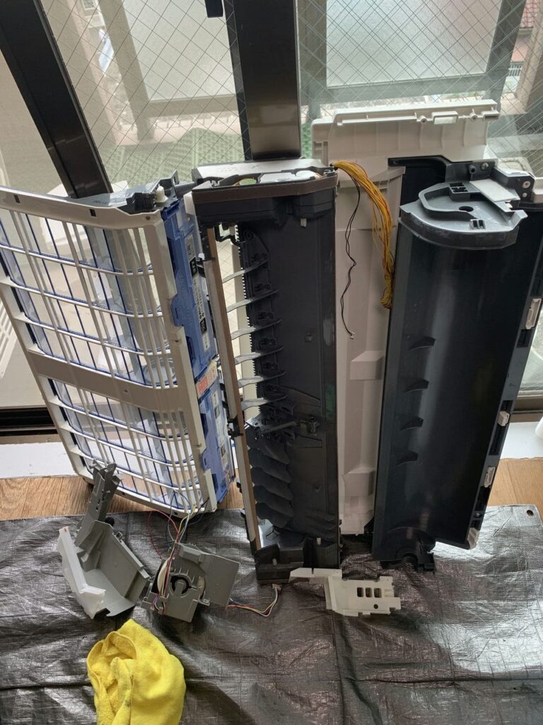 綺麗になった完全分解された三菱電機のエアコン