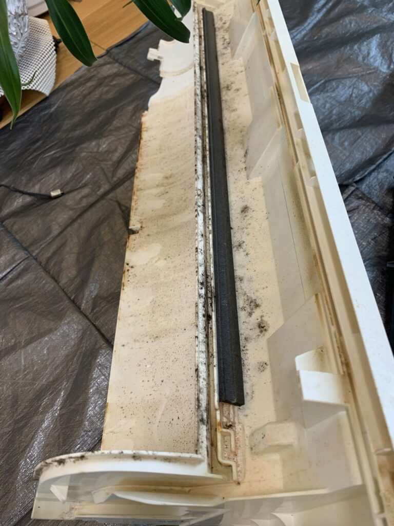汚れている三菱電機のエアコンのケーシング