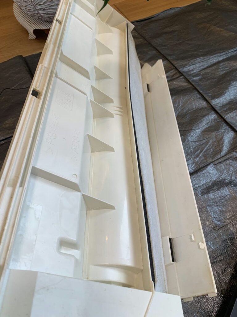 汚れている三菱電機のエアコンのケーシング