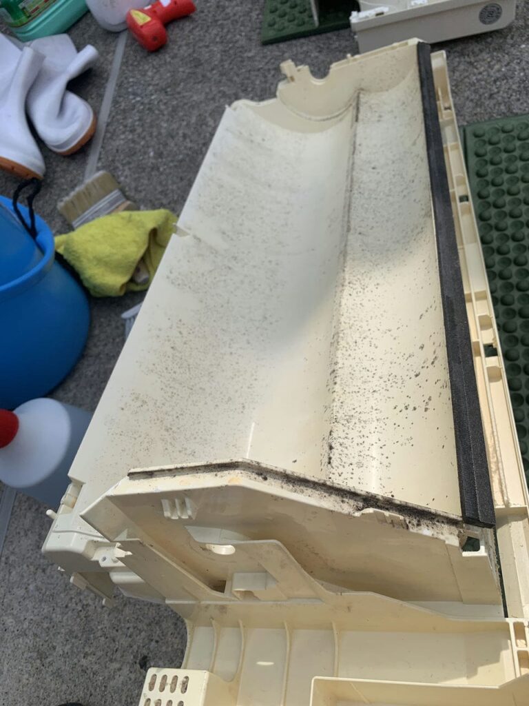 汚れている三菱電機のエアコンのケーシング