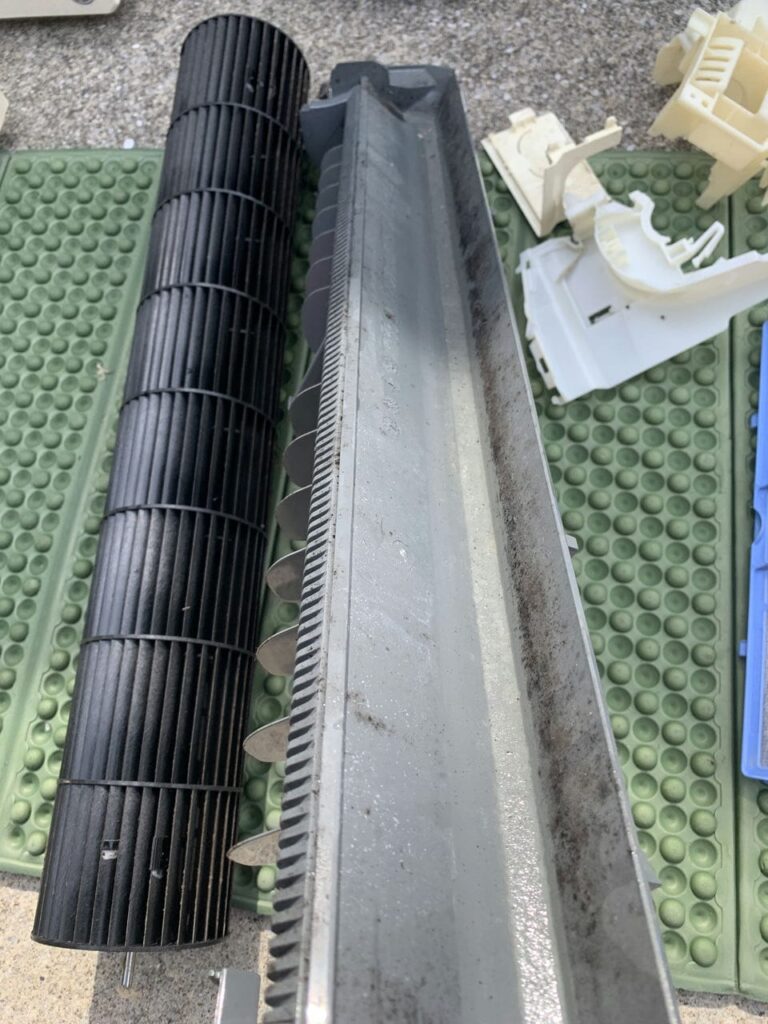 汚れている三菱電機のエアコンのドレンパン