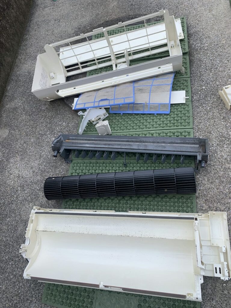 汚れている完全分解された三菱電機のエアコン