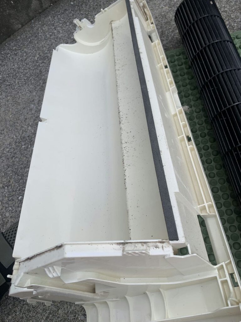 汚れている三菱電機のエアコンのケーシング