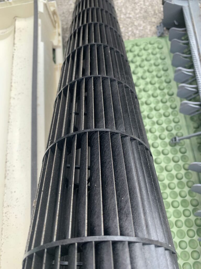 汚れている三菱電機のエアコンの送風ファン