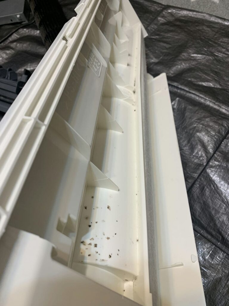 汚れている三菱電機のエアコンのケーシング
