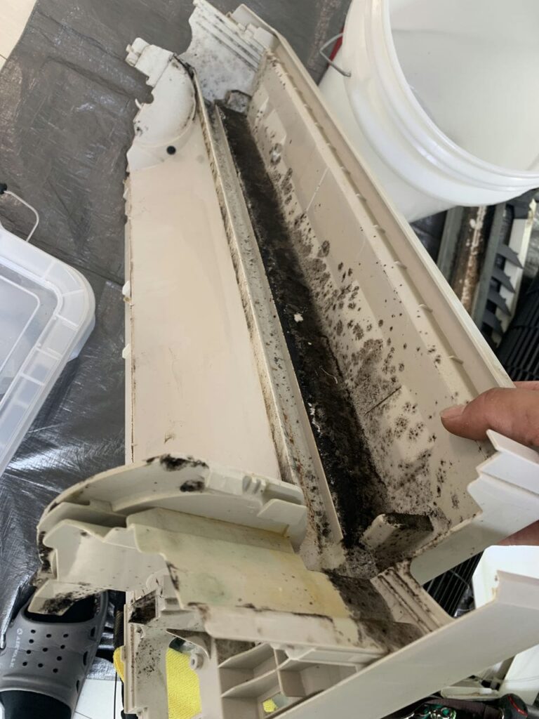 汚れているパナソニックのエアコンのドレンパン