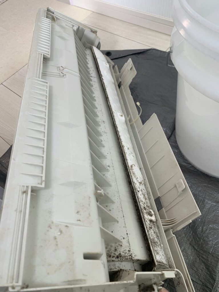 汚れているパナソニックのエアコンのケーシング