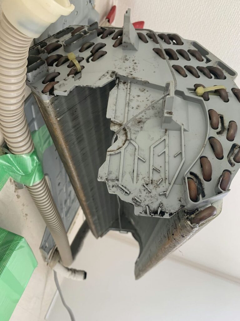 汚れているパナソニックのエアコンの熱交換器