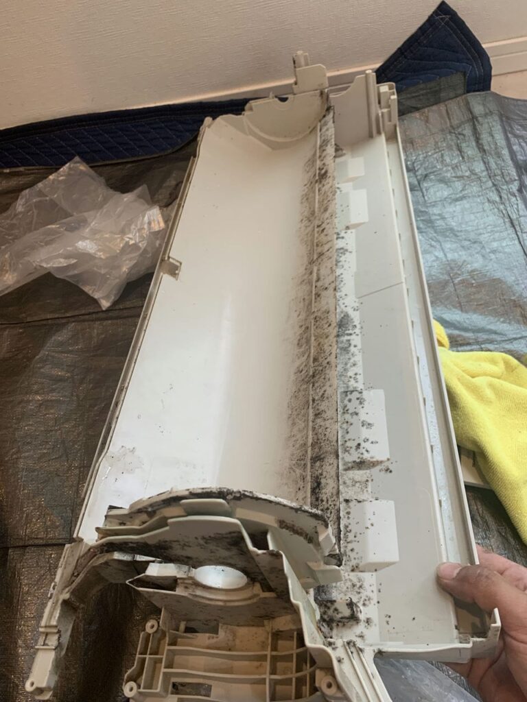 汚れているパナソニックのエアコンのドレンパン