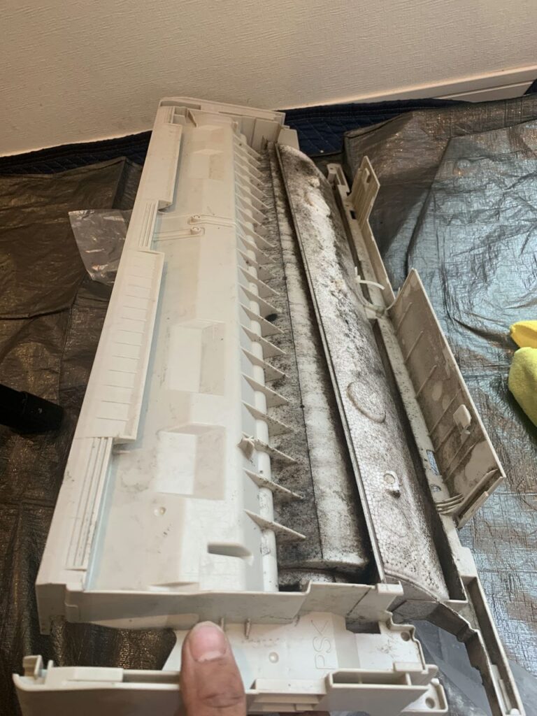 汚れているパナソニックのエアコンのケーシング