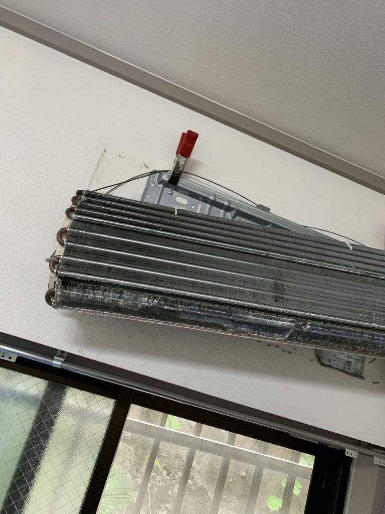 汚れているパナソニックのエアコンの熱交換器