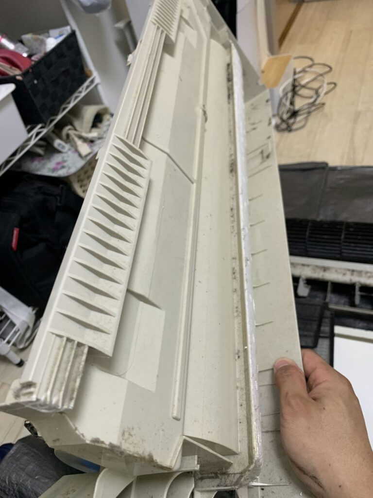 汚れているパナソニックのエアコンのケーシング
