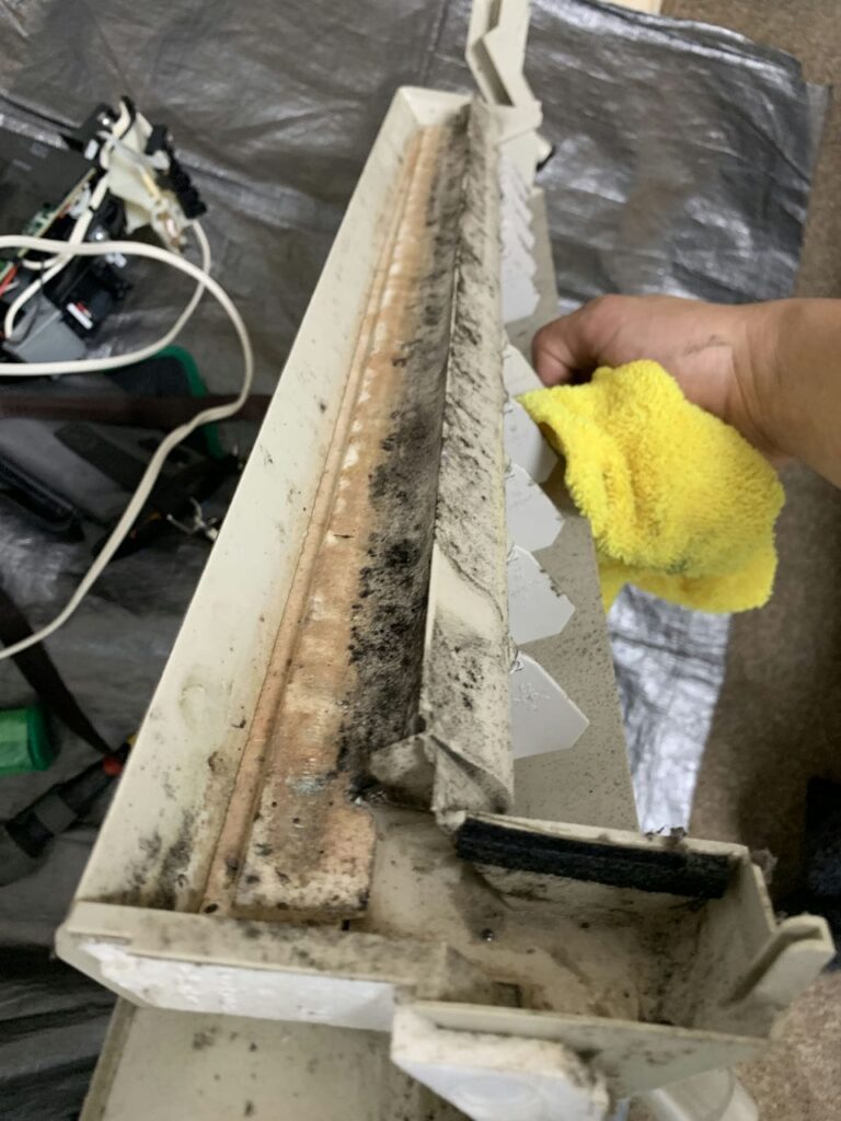 汚れているパナソニックのエアコンのドレンパン