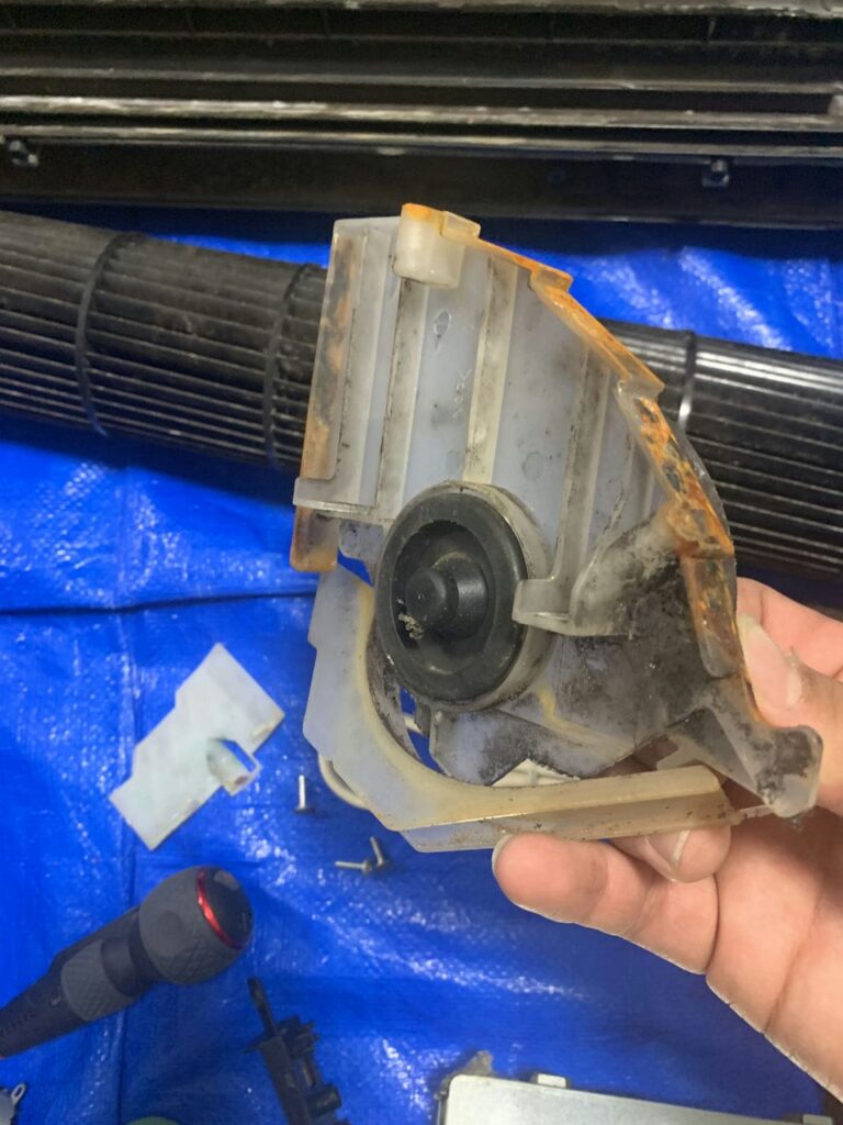 汚れている東芝のエアコンのフィルター部品