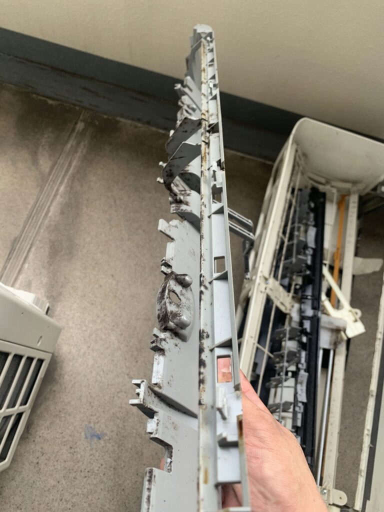 汚れているダイキンのエアコンのお掃除部品